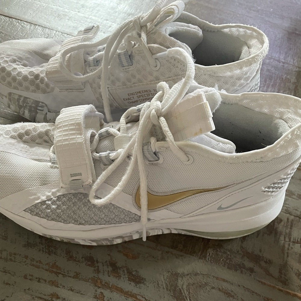 Women’s Nike Max 180 basketball shoes Size 7.5